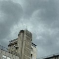 Tamni oblaci zamračili nebo iznad Beograda, oluja ponovo vreba prestonicu! Na Voždovcu već krenuli pljuskovi - nevreme…