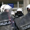 Policija s opremom za razbijanje demonstracija u zgradi RTV-a uoči protesta studenata