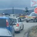 Kad si dovoljno lud da sam sebi ugroziš život: Pružna rampa spuštena, a vozači prolaze kao na traci – VIDEO