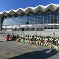 Užas u Novom Sadu: Muškarac u centru grada urinira po svećama i cveću za nastradale u padu nadstrešnice VIDEO