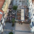 Pristalice opozicije napadaju prostorije SNS u Čačku, naprednjaci brane svoju „kuću”