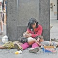 Policija U Tivtu uhapsila tinejdžerku (17) iz Srbije! Terala decu da prose ispred prodavnice, pao i njen saradnik!