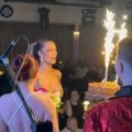 Vatromet na bini: Tei Tairović fanovi čestitali rođendan na nastupu i ostavili je jednim gestom bez reči (foto)