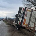 Kamion sleteo s auto-puta kod Krnjeva