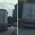 Bizaran prizor na ulicama Valjeva! Zadnji deo kamiona se nakrivio, automobili obilaze opasnost