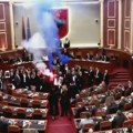 (VIDEO) Opozicija u Albaniji zapalila baklje u parlamentu, protestuje protiv Rame