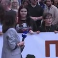 Okovana satanističkim simbolima Nišlije se krste zbog devojke koja nosi baner opozicije u Nišu