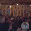 SNS druženje za penzionere u Nišu: Muzika, tombola, pokloni od Vučića…(VIDEO)