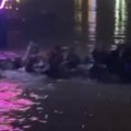 Novi dramatičan snimak sa kartela: Splav počeo da tone, onda je usledio haos! Ljudi uz vrisku skakali u vodu foto/video