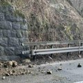 Kamenje se sručilo na automobil na magistrali! Odron napravio haos na putu između Nove Varoši i Prijepolja (foto)