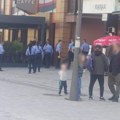 TZV. Kosovska POLICIJA ispred kafića Grej u Severnoj Mitrovici: Došli sa 10 vozila pod rotacijom