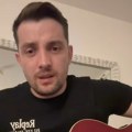 "Sve i da padnem, ti bi rane te izlečila": Mirza Selimović posvetio pesmu pokojnoj majci, fanovi u suzama: "Slušam i…