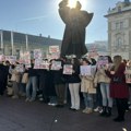 FOTO, VIDEO Novosadski đaci odaju počast nastradalima: Na Trgu slobode učenici Ekonomske i Svetine