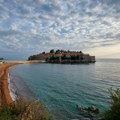 Žena preminula na plaži na Svetom Stefanu: Pozlilo joj dok se kupala u plićaku