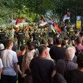 Mirno, ali napeto veče ispred prostorija SNS-a u Subotici