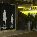 Studenti u Nišu ispred sedišta SNS odali počast žrtvama novosadske tragedije