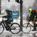 Izleću iz „mrtvog ugla“: Zašto dostavljači na biciklima često krše propise?