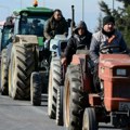 Poljoprivrednici traktorima i dalje blokiraju puteve širom Grčke