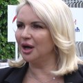 Darija Kisić "obezglavila" maketu sa likom Miloša Pavlovića na Medicinskom fakultetu (video)