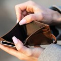 Svaki četvrti građanin ove zemlje u minusu pre polovine meseca