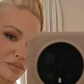 Nataša Bekvalac u bade-mantilu na krevetu Snimala se u sobi, pa joj u kadar upao muškarac: Evo kako je reagovala (video)