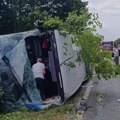 Pet osoba povređeno! Teška nesreća u selu Kamičani: Sudarili se automobil i autobus, delovi vozila rasuti po putu (foto)