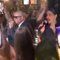 Mina Kostić zapevala na svadbi neše tvinsa! Pevačica se dohvatila mikrofona, ovo niko nije očekivao, a tek kad je zapevao…