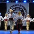 Igrači jači i od tropske vreline: Folkloraši sa tri kontinenta napravili spektakl u Loznici (foto)