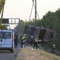 Vatrogasci podigli autobus: strahuje se da ima još mrtvih nakon nesreće u Mađarskoj