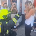 Vatrogasac stigao pred devojku u punoj opremi, pa kleknuo: Ana ostala bez reči, a onda nastala hit scena