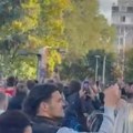 U nekadašnjem Ćacilendu neviđeno slavlje! Ljudi zaigrali dan nakon poraza SNS-a (snimak)