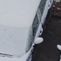 Nesvakidašnji prizor: Osim po snegu, meštani Karaburme će ovo jutro pamtiti i po neobičnim porukama (VIDEO)
