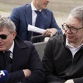 UŽIVO Autobus sa Vučićem i Dodikom se zaglavio: Ostali ukopani u blatu, morali da izađu (VIDEO)