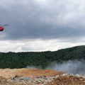Два хеликоптера МУП стигла у Ужице: Гасе пожар на депонији „Дубоко”