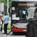 Stravična scena u autobusu na liniji 18: Muškarac udara ženu u glavu naočigled brojnih putnika VIDEO