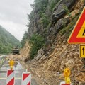 Stena udarila u auto Odron napravio haos na putu za Lučane