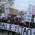 KRAGUJEVAC JE (U)STAO: Protestna šetnja i blokada raskrsnice kod Zastavinog solitera (FOTO)