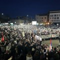 KRAGUJEVAC JE (U)STAO: Održani PROTESTNA ŠETNJA i BLOKADA raskrsnice kod Zastavinog solitera (FOTO)