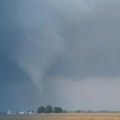 Horor u Americi, ima mrtvih! Tornado ruši sve pred sobom, pogledajte kako ceo sprat zgrade nestaje! (foto/video)