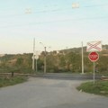Teretni voz naleteo na traktor: Jedna osoba poginula, jedna povređena