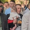Maturant iz Užica umesto skupog odela i besne limuzine na maturu došao sa bebom: "Pa, kad bolju pratilju nije mogao da…