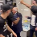 Igrači polivaju Željka pićem: Ludnica u svlačionici Partizana posle osvajanja titule VIDEO
