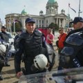 Tenzije ispred Skupštine Srbije: policija razdvajala dve suprostavljene grupe građana