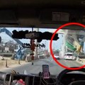 Pogledajte stravičan snimak pada krana na auto-put: Konstrukcija se sručila direktno na vozila koja su prolazila, ostali…