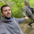 Čeda Jovanović i Coa Kos se snimaju u šumi, blatnjavi do guše. Obojica u gumenim čizmama, sve vreme se drže za ruke: "Volim te"…