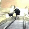 Uznemirujuć snimak Silazio niz pokretne stepenice, usledio horor koji ga je odveo u smrt