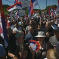 Svež asfalt i mnogo pitanja za Vučića u Sinkovcima: „Će ga cunemo, nećemo da ga tepamo“