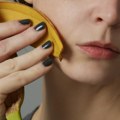 Da li trljanje kore od banane deluje na lice kao botoks, objašnjavaju dermatolozi?