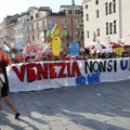 Demonstranti u Veneciji dočekali američkog ambasadora-milijardera koji je došao na superjahti