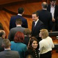 Priština u političkom haosu: Kurti traži dogovor, opozicija ga gađa jajima